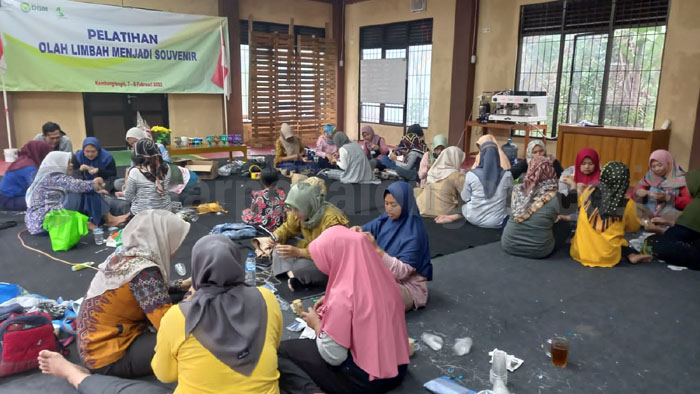 Kreasikan Sampah Wisatawan jadi Cuan