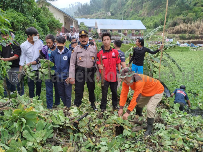 MPLS, Siswa Gotong Royong Bersihkan Telaga Mendongan