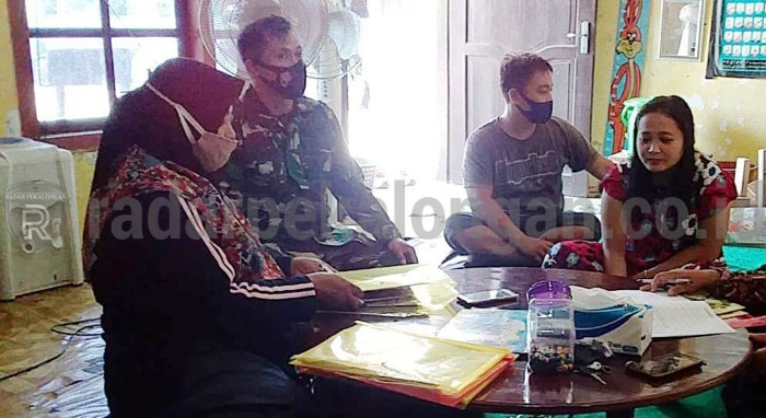 TNI Satgas TMMD Ikut Bantu Pelajar Saat Belajar Lewat Daring