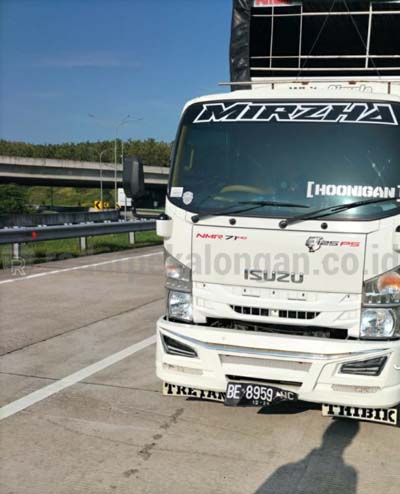 Truk Ditinggal di Tepi Tol Kaliwungu