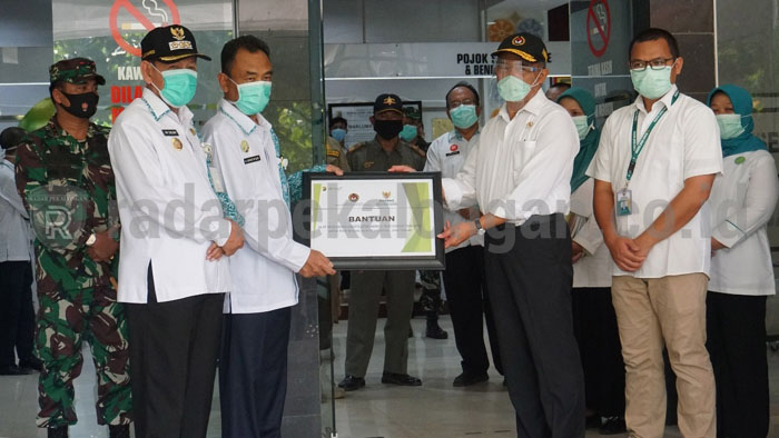 Menko PMK Serahkan Bantuan Alkes dan APD ke RSUD Bendan