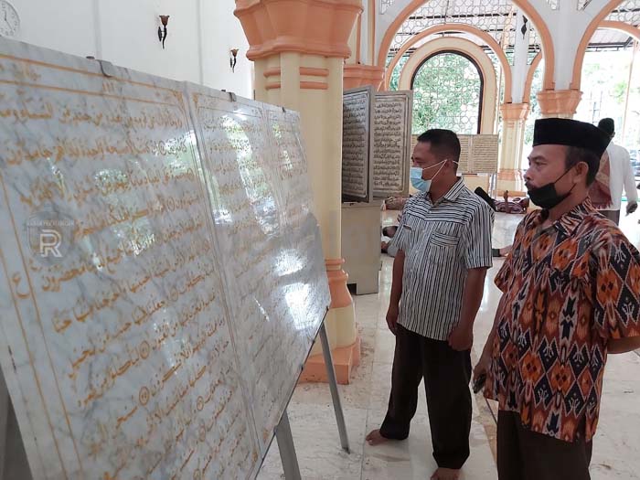 Mushaf Alquran dari Bahan Marmer Dipajang di Masjid Al Muhtaram