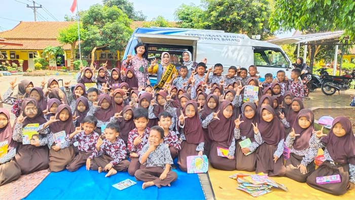 Bumikan Literasi dengan Mendongeng Keliling Sekolah