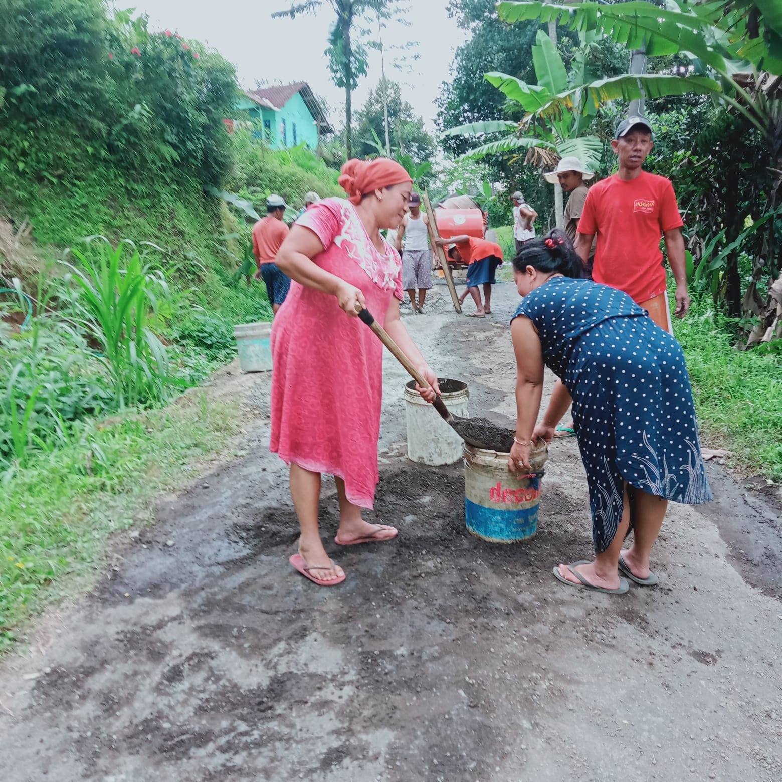Jalan Rusak tak Kunjung Diperbaiki, Warga Swadaya Lakukan Perbaikan