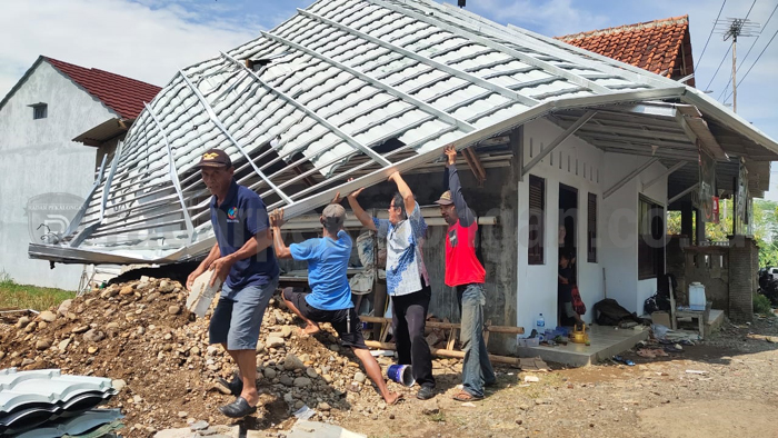 Atap Rumah Kosan Terbang Disapu Angin