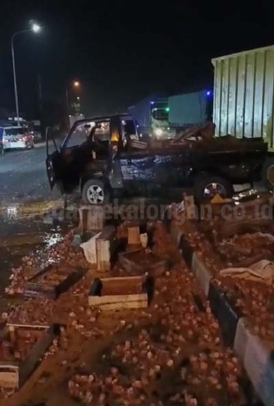 Truk Tabrakan, 1/2 Ton Telur Berserakan di Pantura