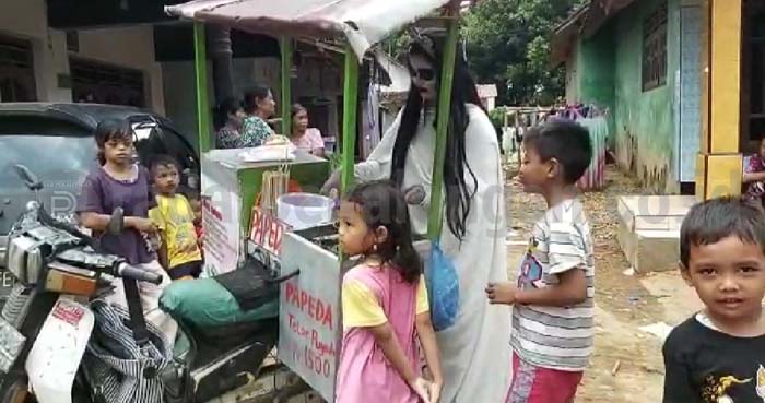 Unik, Penjual Papeda Berdanda Ala Mbak Kunti