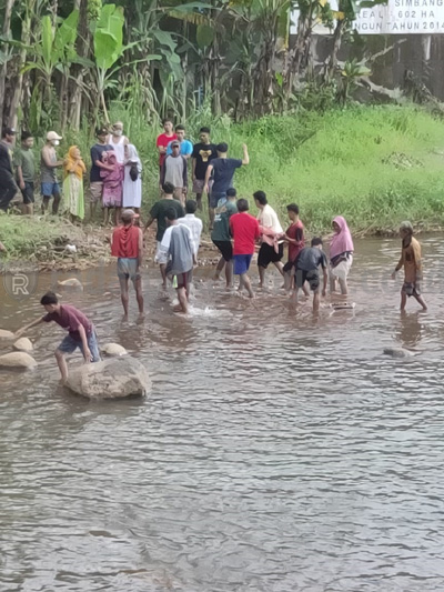 Mayat Perempuan Ditemukan Tersangkut di Pintu Air