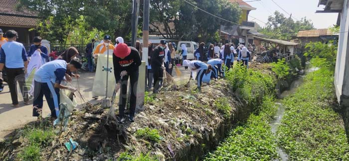 Spontan, Guru dan Siswa SMPN 4 Cepiring Bersih-bersih Lingkungan