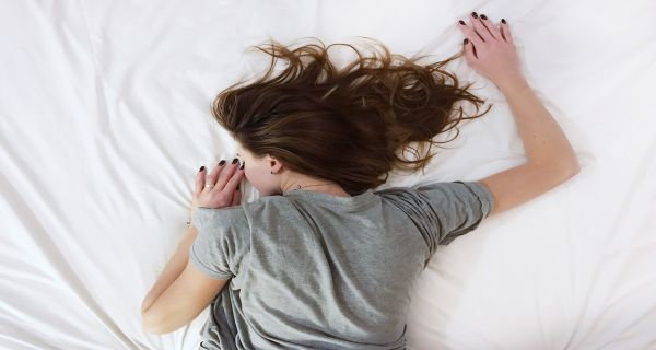 3 Bahaya Mengerikan Tidur Tengkurap, Salah Satunya Menyebabkan Saraf Kejepit
