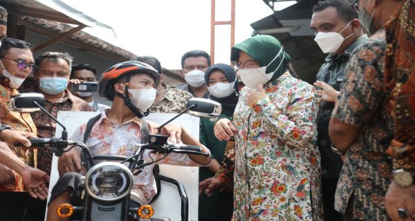 Risma Serahkan Motor Roda Tiga Impian Gading Ogi Saputra Warga Pekalongan