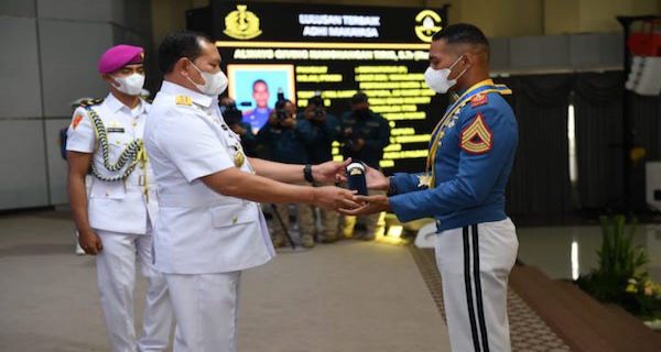 Putra Juru Parkir Asal Papua Ini Jadi Lulusan Terbaik Akademi Angkatan Laut