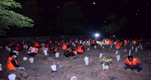 Melanggar, 54 Orang Dihukum Berdoa di Makam Korban Covid-19 Malam Hari