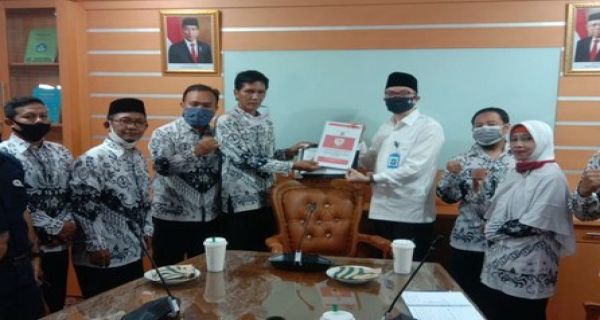 Bisa Ikut Tes PPPK 2021, Guru Honorer Non K2 Sujud Syukur