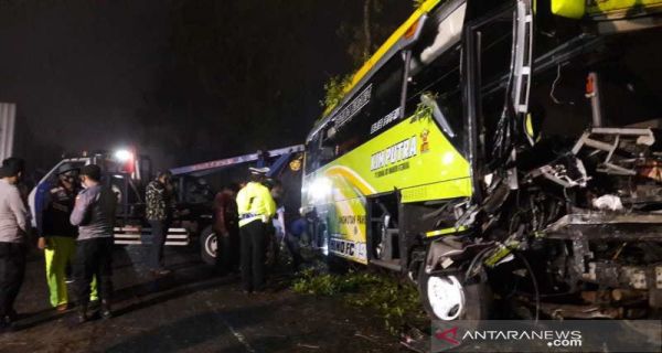 Rem Blong Saat Melintas di Jalur Dieng, Bus Pariwisata Tabrak 7 Kendaraan, 4 Tewas