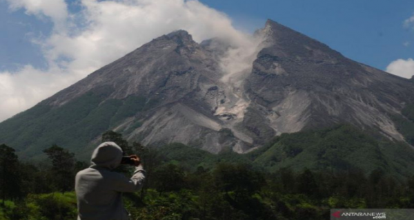 Status Gunung Merapi Waspada, Keluarkan Guguran Awan Panas